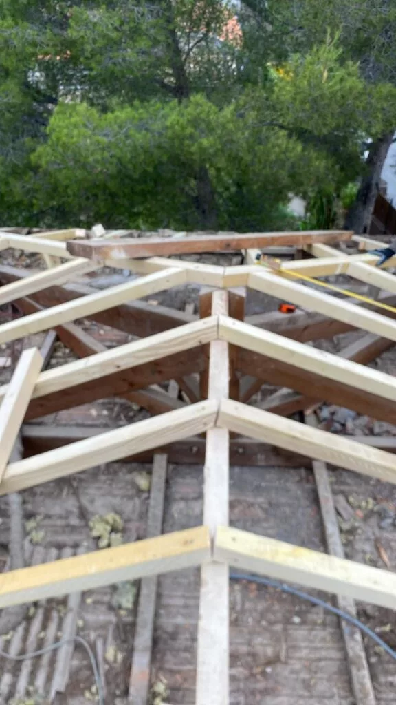 Charpente en cours de rénovation, structure apparente