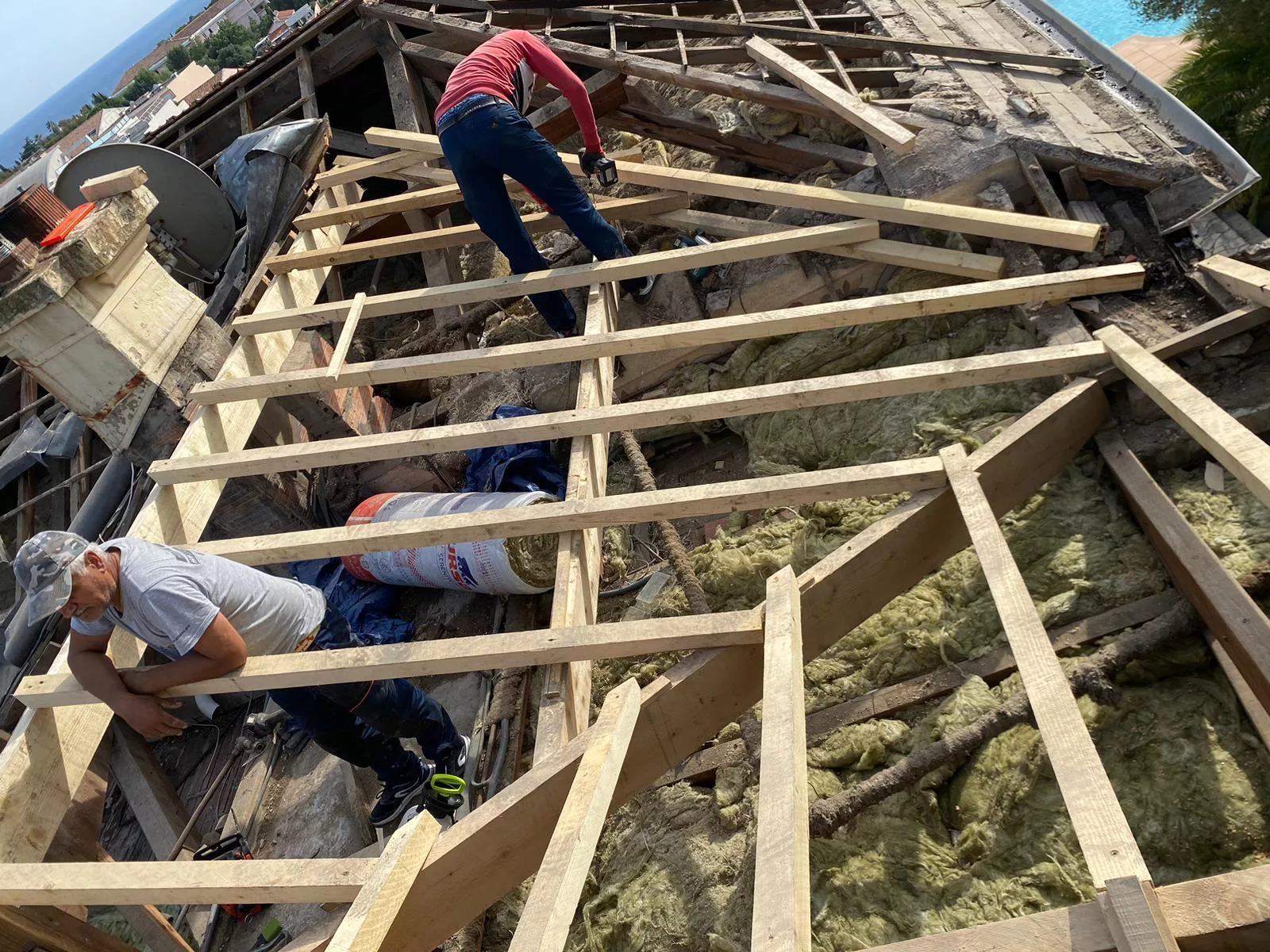 Charpentier travaillant sur une charpente traditionnelle en bois