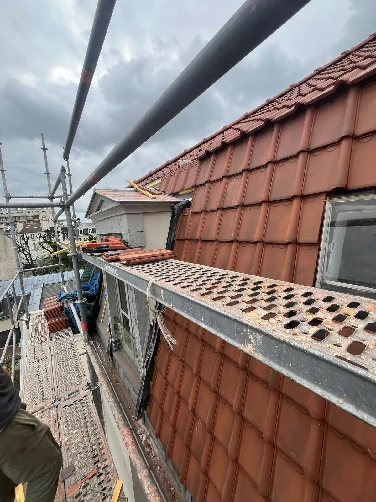 Travaux de couverture à Belmont-sur-Lausanne, canton de Vaud