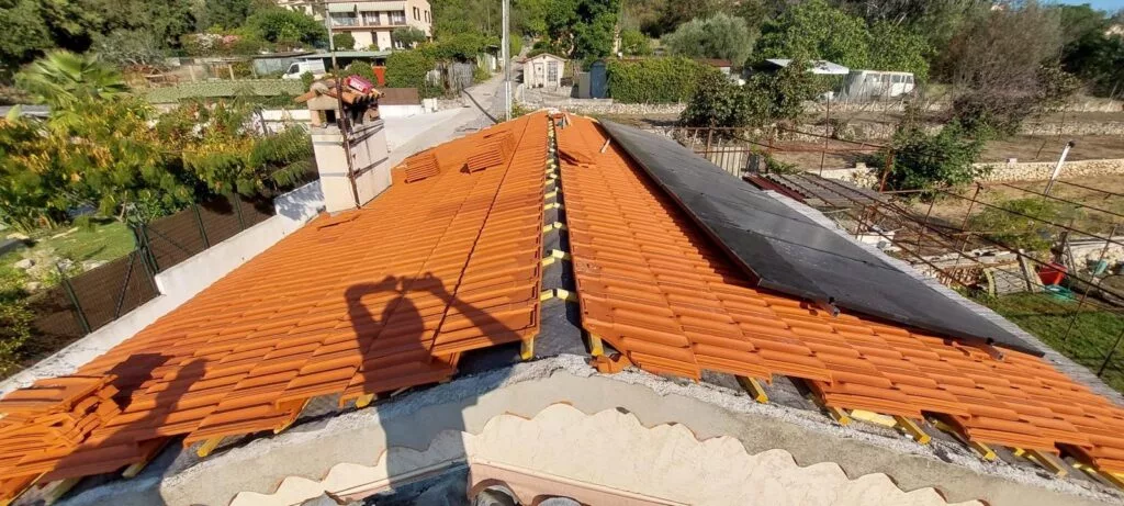 Toiture plate avec équipements en surface