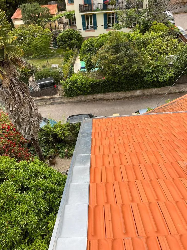 Couvreur intervenant sur une toiture à Lausanne