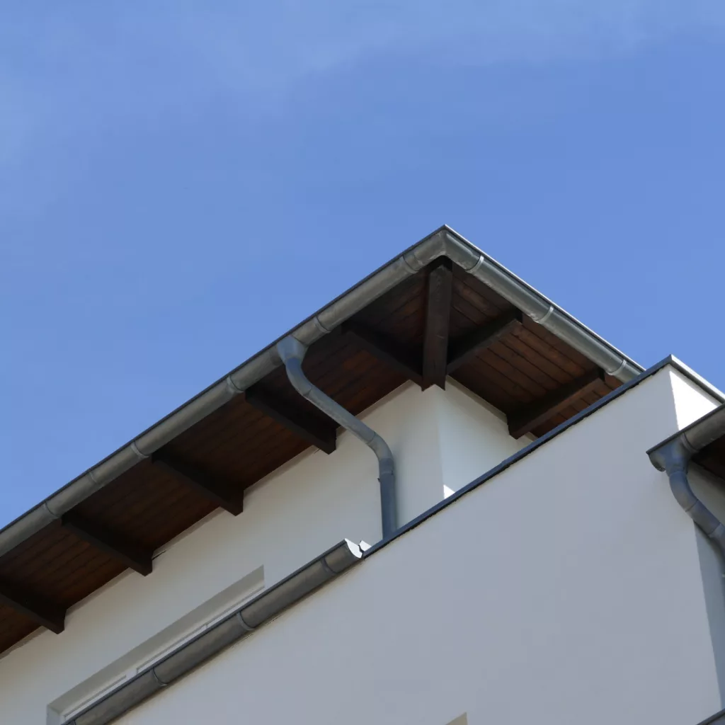 Chéneau métallique en place sur une toiture