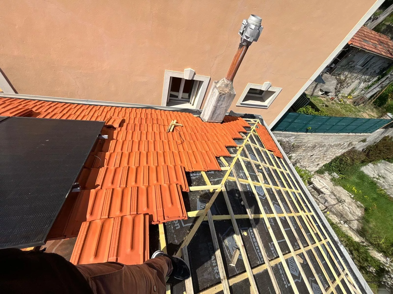 Travaux de couverture au Mont-sur-Lausanne, canton de Vaud