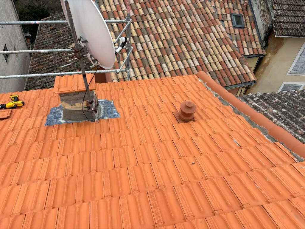 Pose de tuiles neuves sur une toiture rénovée