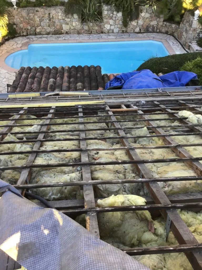 Toiture abîmée après une infiltration